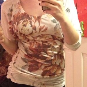 Floral bodycon ruched creme top