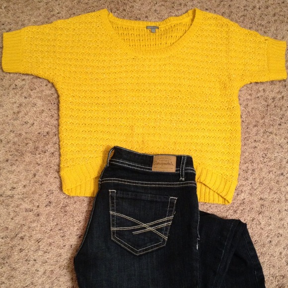 Charlotte Russe yellow color cropped sweater - Picture 2 of 2