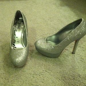 Sliver sparkly high heel shoes!!