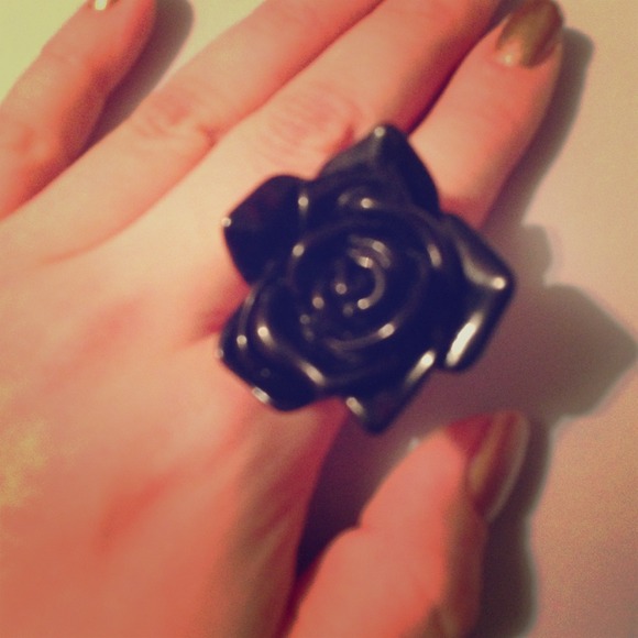 Beautiful black bold flower it's in perfect shape. - Picture 1 of 1