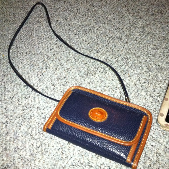 Dooney & Bourke Clutches & Wallets - Dooney & Bourke cross bag