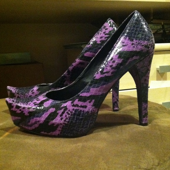 Purple python STEVE MADDEN pumps!! - Picture 2 of 3