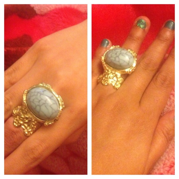 SOLD Turquoise Pale Green Goldtone Statement Ring - Picture 3 of 4