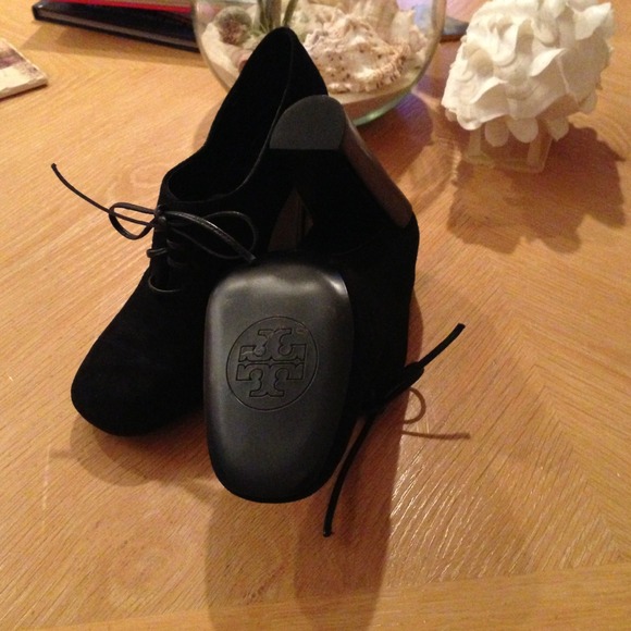 Tory Burch Black Suede booties with leather ties - Picture 3 of 4