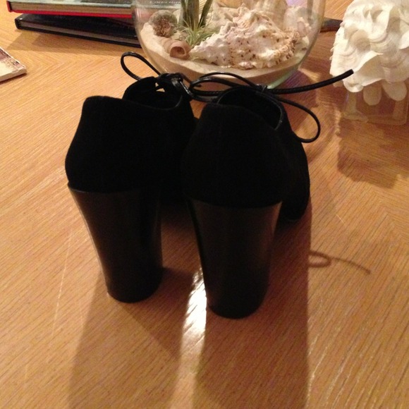 Tory Burch Black Suede booties with leather ties - Picture 4 of 4