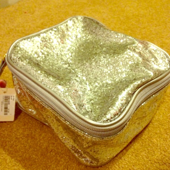 🎉SOLD in Bundle🎉 Cosmetic case/bag toiletry case