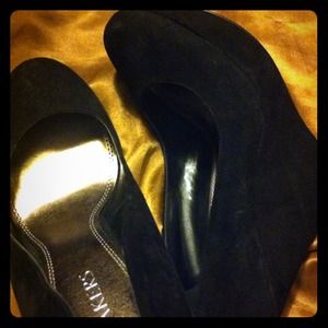 💢SOLD💢Black Suede Wedges!!Cute