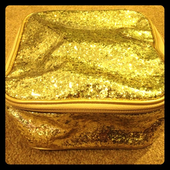 🎉SOLD in Bundle🎉Cosmetic case. Toiletry Bag.