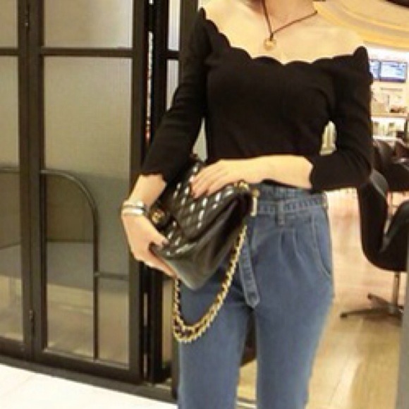 ❌❌SOLD IN BUNDLE❌❌Vintage Inspired Scalloped Top - Picture 2 of 3