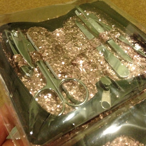 🎉Sold in Bundle🎉 Manicure set. Bundle me!!