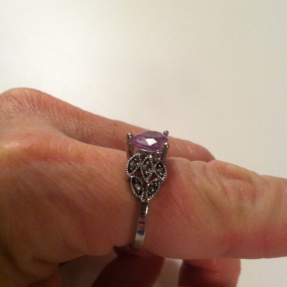 Heart shaped ring. - Picture 2 of 3