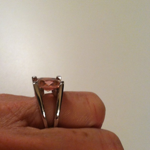 Pink stone ring. - Picture 2 of 3