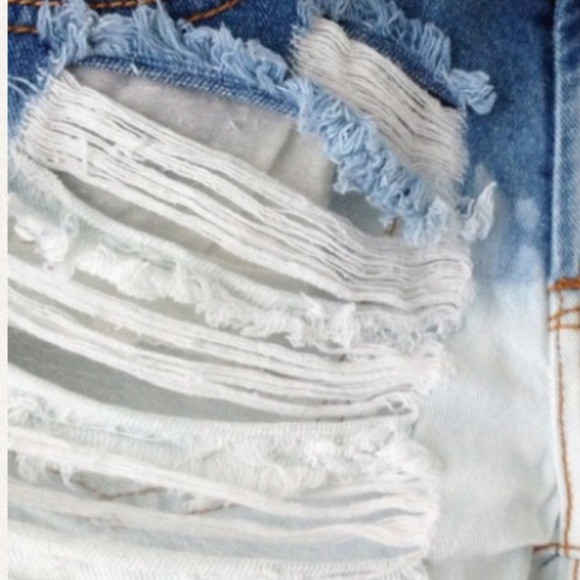 🚫SOLD🚫Ombré denim frayed cutoff shorts - Picture 4 of 4
