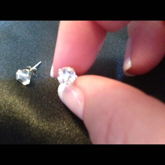 Round cut stud earrings - Picture 2 of 3