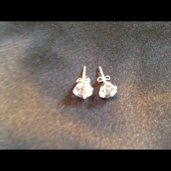 Round cut stud earrings - Picture 3 of 3
