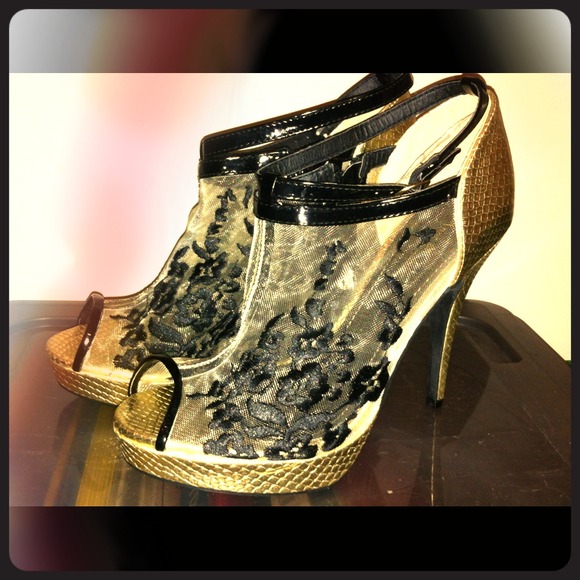 💢SOLD💢Gold toned lace embellished pumps. - Picture 1 of 4