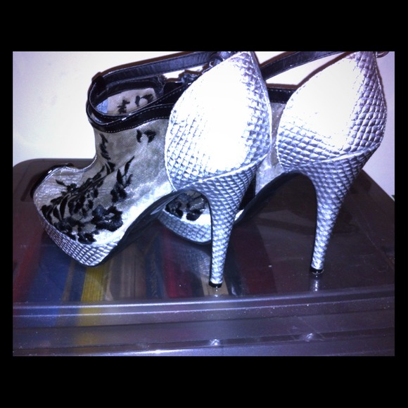 💢SOLD💢 Silver tone rose embellished pumps.