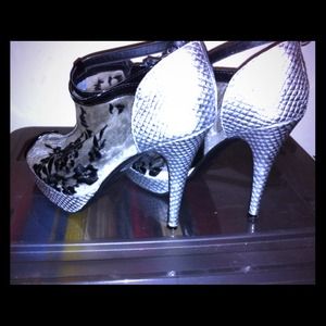 💢SOLD💢 Silver tone rose embellished pumps.