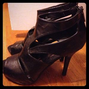 6.5 Anne Michelle survivor sandals