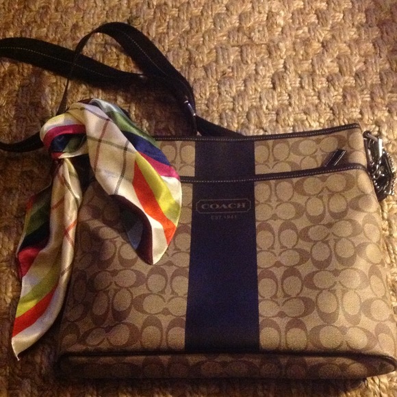 🌷 Adorable Spring COACH Scarf 🌷 - Picture 4 of 4