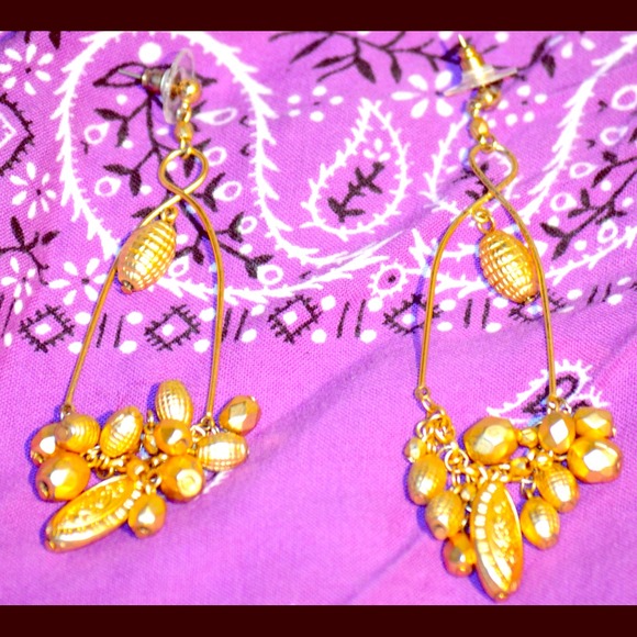 2 pair of gold dangle earrings