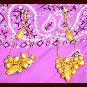 2 pair of gold dangle earrings