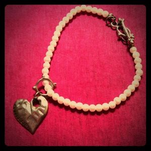 Pearl bracelet with heart pendant.