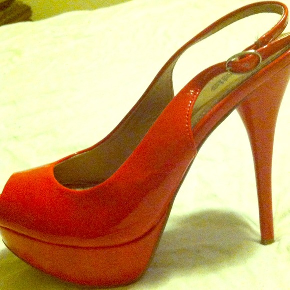 Super cute red heels !