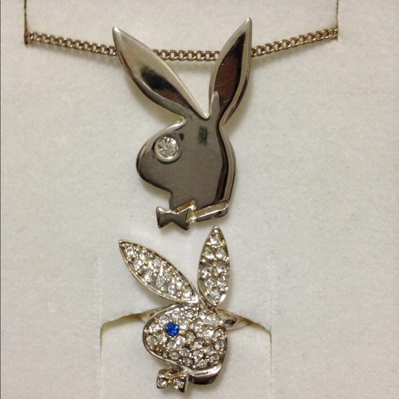 A Set of Necklace & Ring