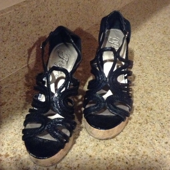Fergie snake style black leather wedge sandal