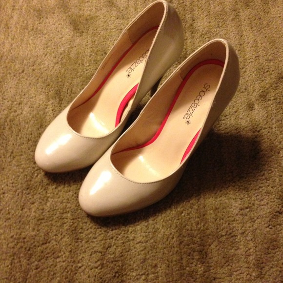 On Hold!!! Shoedazzle 5.5 tan pumps