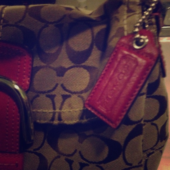 I love this purse !! 🍒Authentic