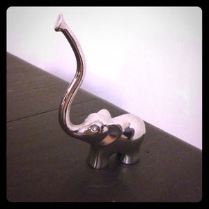 Elephant ring holder