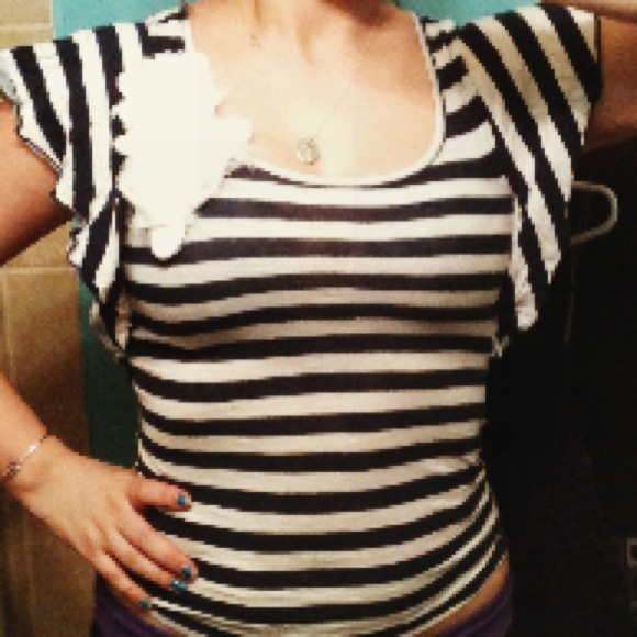 ⭐SOLD⭐ Cute navy and white striped top 💙