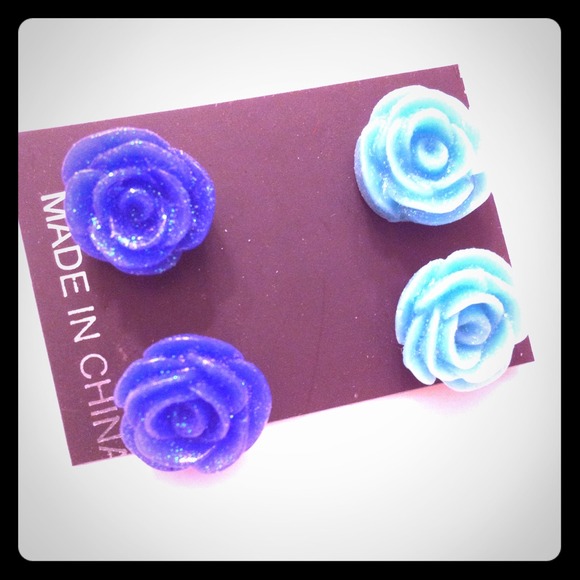 ❌Sold❌ Rose Studded earrings Free w/purchase.