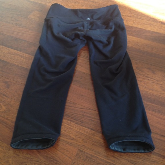 Lululemon size 4 black/green yoga crop!