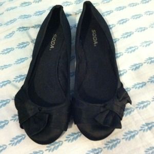 Super cute black flats!