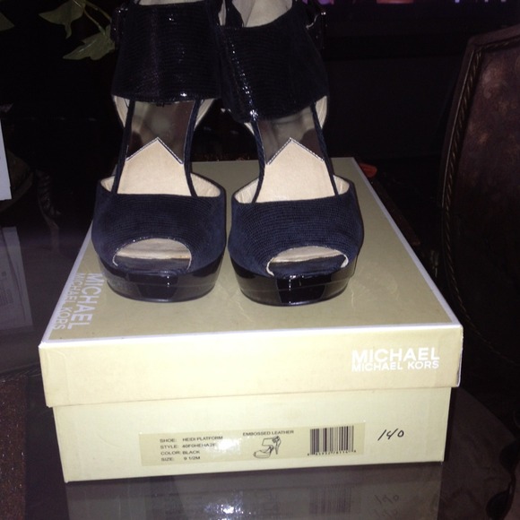 Michael Kors Shoes - 👛Bundle for slopes  Platform MK heels