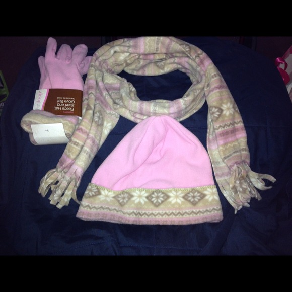 Brand-new hat gloves and scarf set