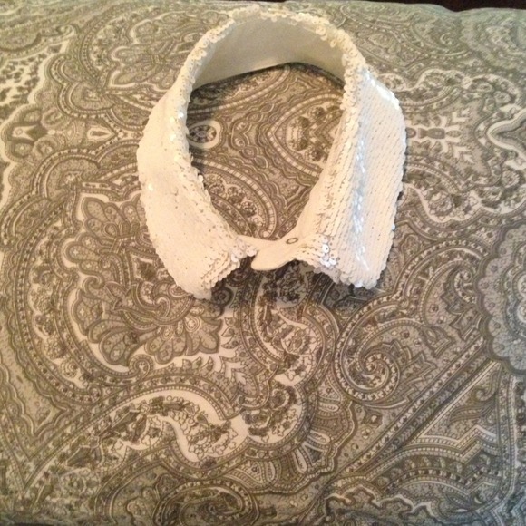 Sequined white collar 