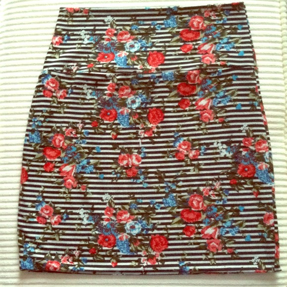 Forever 21 Dresses & Skirts - ❌SOLD❌ 🌀flower skirt🌀