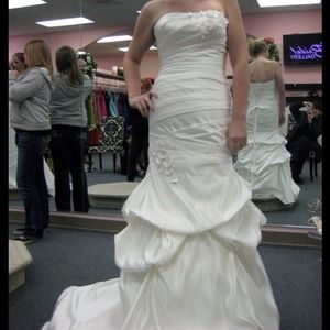 NWT size 10 Venus VII exclusive wedding dress