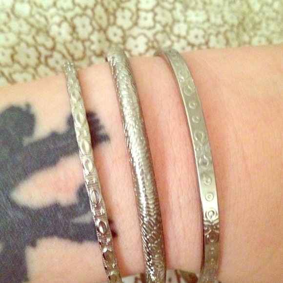 Set of 3 silver bangles. - Picture 1 of 1