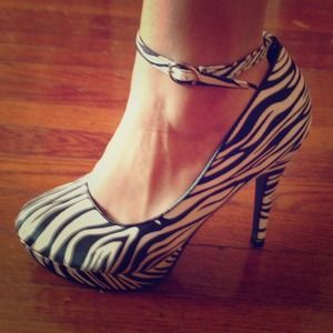 Satin Zebra stripes pumps