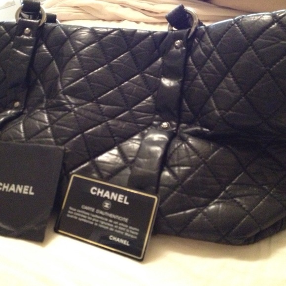 Black quilted Authentic Chanel beauty - Picture 2 of 4