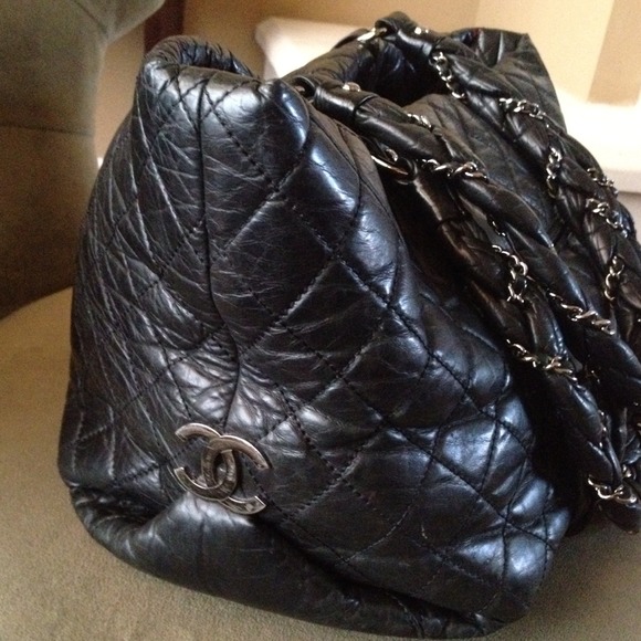 Black quilted Authentic Chanel beauty - Picture 3 of 4
