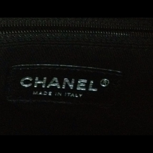 Black quilted Authentic Chanel beauty - Picture 4 of 4