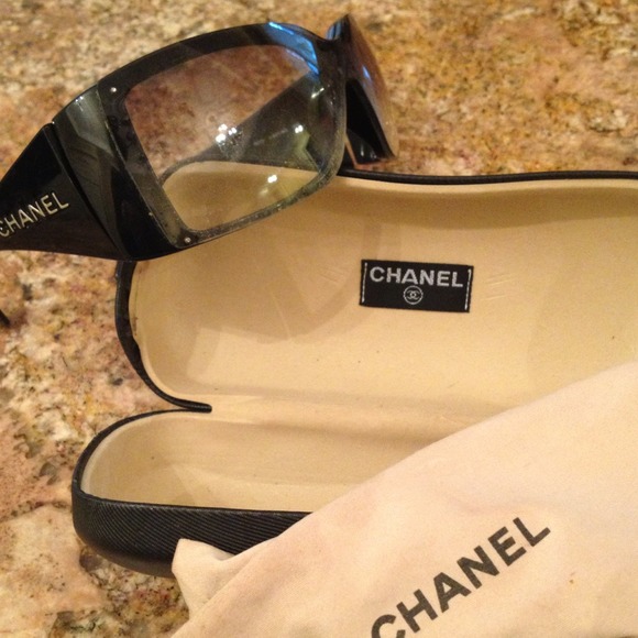 Chanel sunglasses - Picture 3 of 3