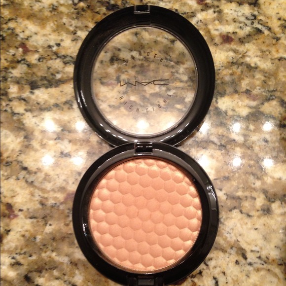 🚫SOLD IN BUNDLE. MAC Powder in Golden Nectar - Picture 1 of 3