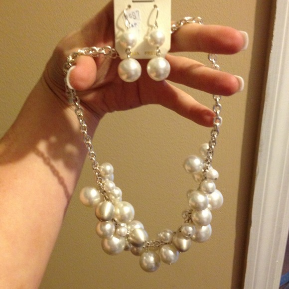 ✨REDUCED✨ 'Pearl bunch' necklace and earrings!